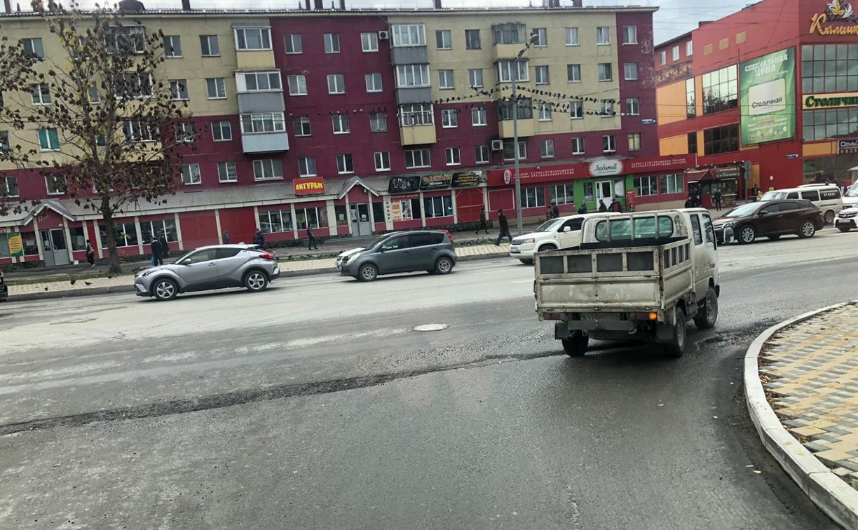 Дорогу на Крюкова-Сахалинской в областном центре не могут отремонтировать уже полгода