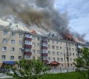 Сгоревшую крышу пятиэтажки в Южно-Сахалинске ремонтируют без страховки, зато в касках 