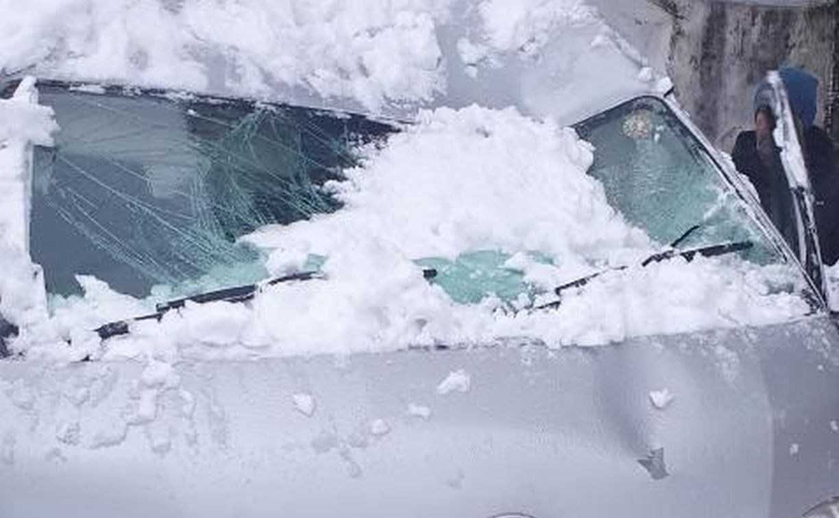 "Машина в хлам": на Сахалине глыба льда упала с крыши на проезжающий мимо автомобиль