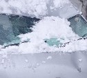 "Машина в хлам": на Сахалине глыба льда упала с крыши на проезжающий мимо автомобиль