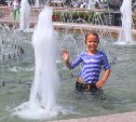 Дети в тельняшках отмечают день ВДВ заплывами в фонтанах