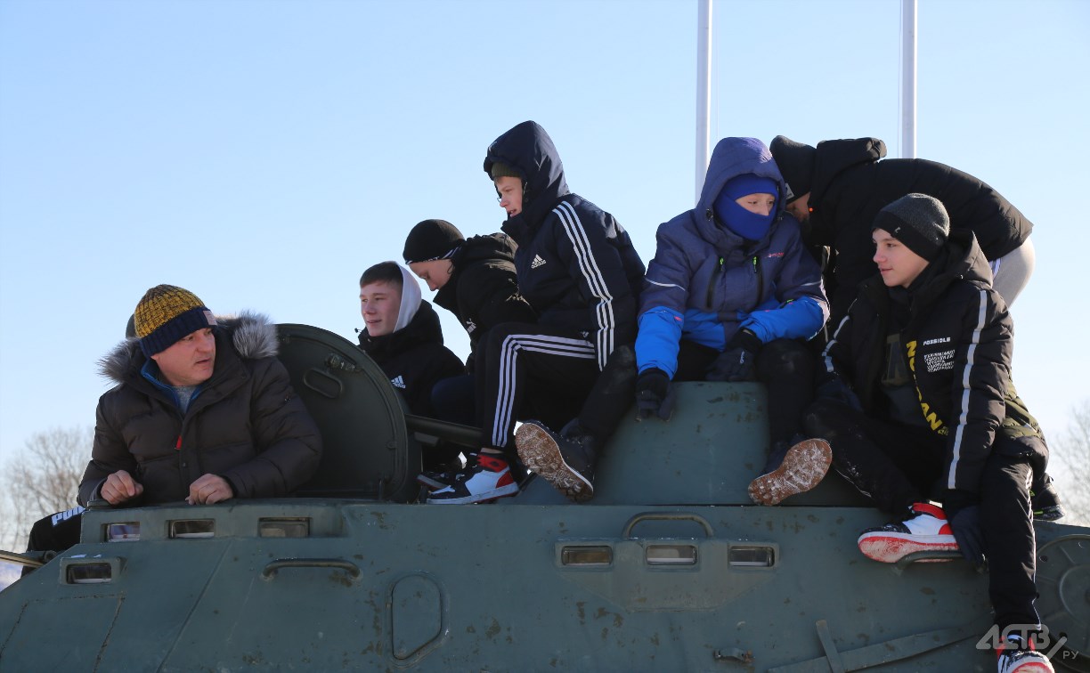 Сахалинских детдомовцев усадили на танки и напоили чаем  