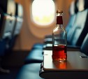 Авиадебоширов из Новосибирска сняли с рейса в Хабаровске, и теперь они полетят на Сахалин за свой счёт