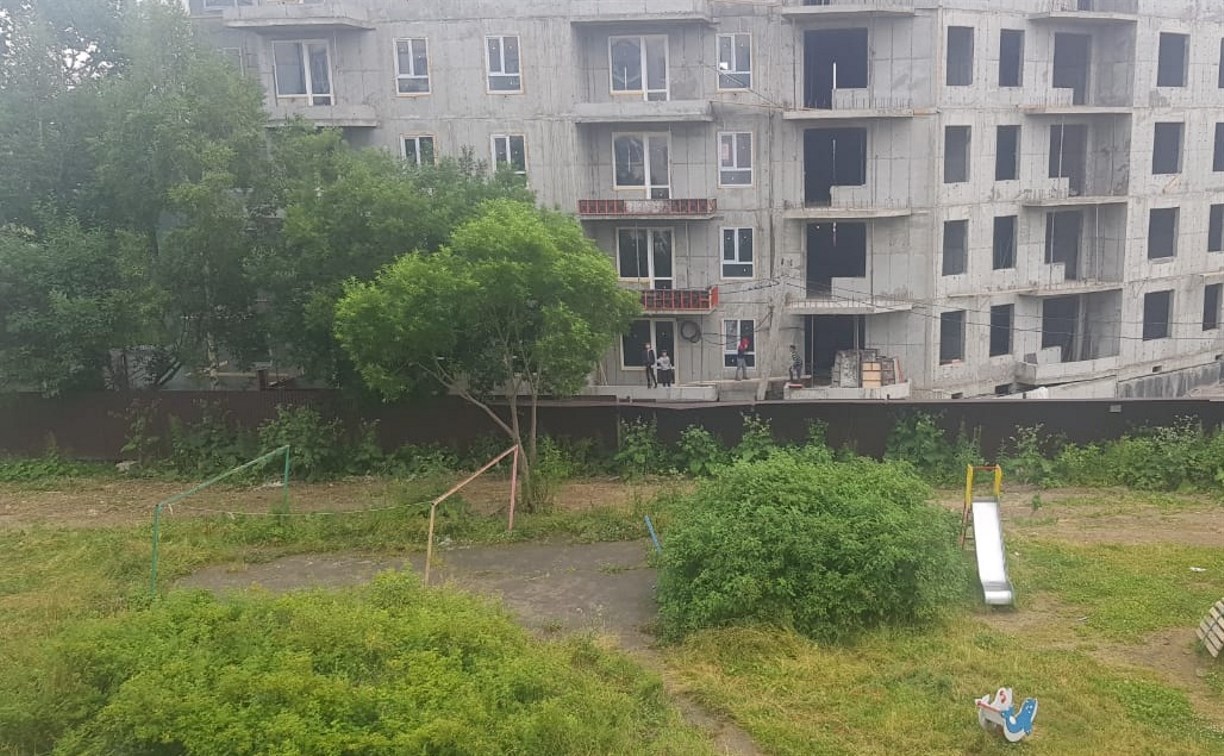 Нехорошая стройка: южносахалинцы продолжают жаловаться на соседство с будущим жилым домом