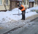   Борьба с гололедом в Южно-Сахалинске: чем посыпают, куда жаловаться 