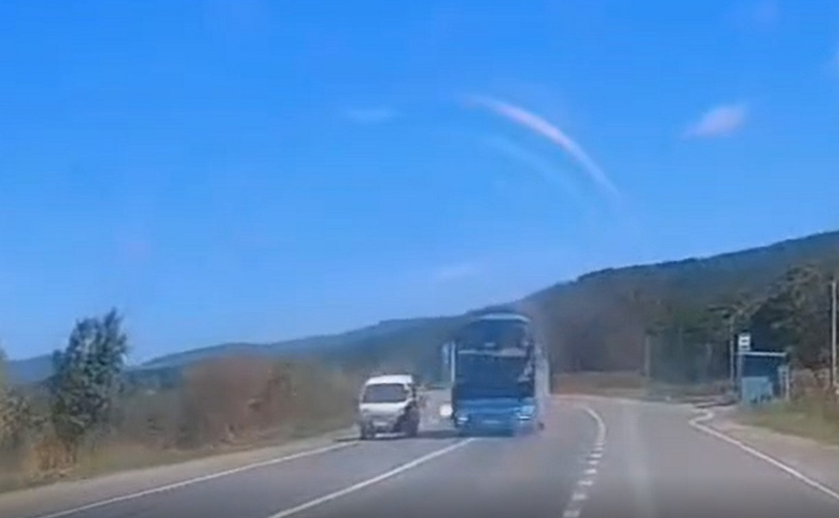 Пассажирский автобус пошел на обгон на повороте и вылетел на встречку на трассе у Березняков 