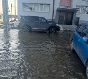 "Озеро" у подъезда на Набережной: у дома в Стародубском разлилась огромная лужа