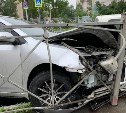 Седан врезался в дорожное ограждение в Южно-Сахалинске