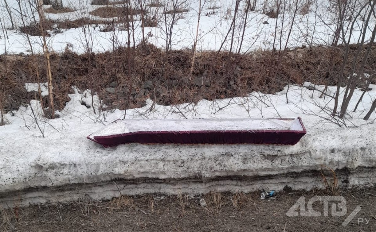 Крышку гроба обнаружил сахалинец у дороги в Макаровском районе