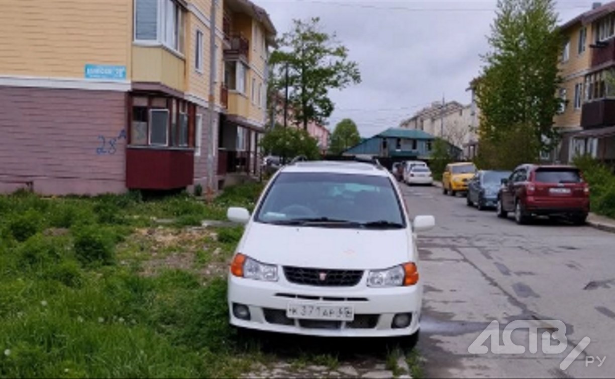 Nissan Liberty перепутал парковку с тротуаром в Южно-Сахалинске