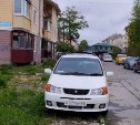 Nissan Liberty перепутал парковку с тротуаром в Южно-Сахалинске