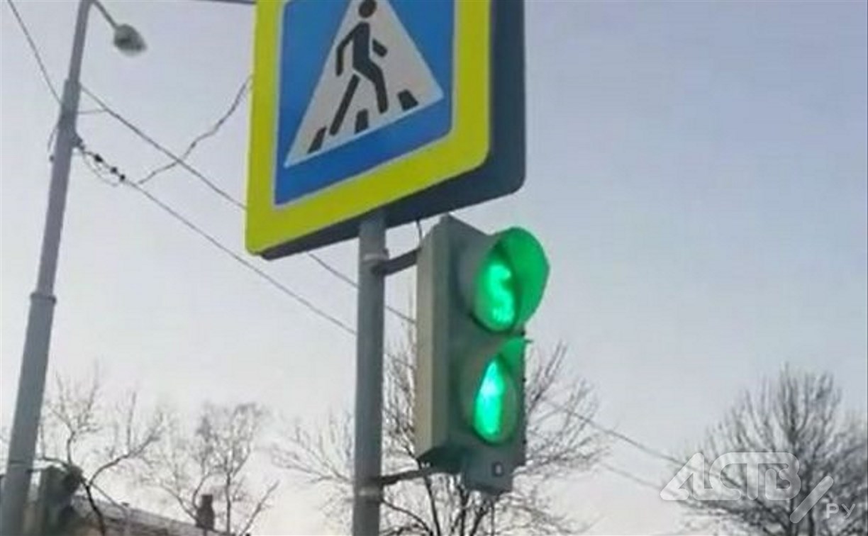 "Светофор что-то задумал": регулировщик в Южно-Сахалинске показывал "зелёный" и машинам, и пешеходам 