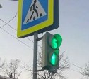 "Светофор что-то задумал": регулировщик в Южно-Сахалинске показывал "зелёный" и машинам, и пешеходам 