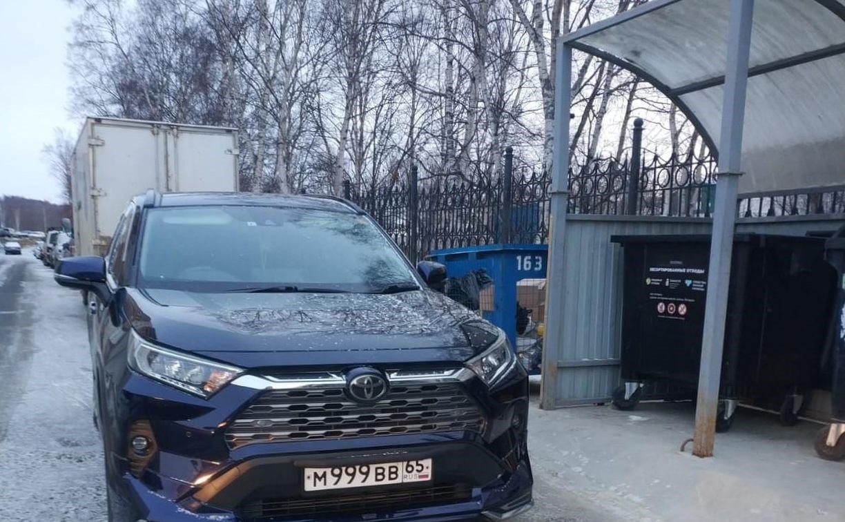 В Южно-Сахалинске назвали топ адресов, где машины блокируют проезд к контейнерным площадкам