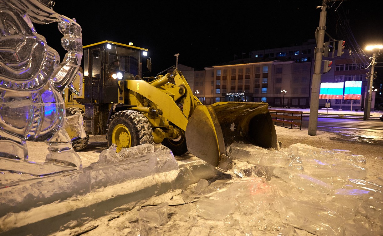 Часть ледяных скульптур на площади Ленина в Южно-Сахалинске демонтировали 