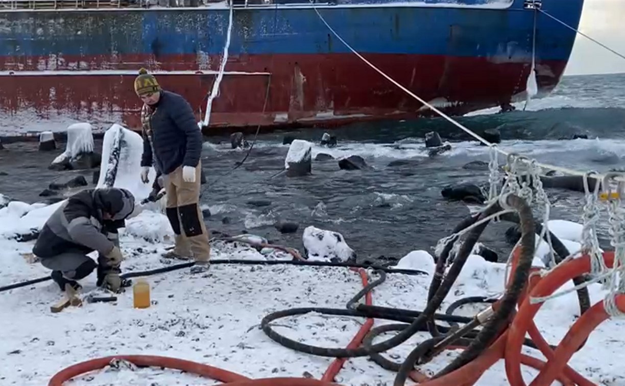Спасатели обнаружили более 100 тонн мазута в китайском сухогрузе, севшем на мель в Холмске 