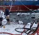 Спасатели обнаружили более 100 тонн мазута в китайском сухогрузе, севшем на мель в Холмске 
