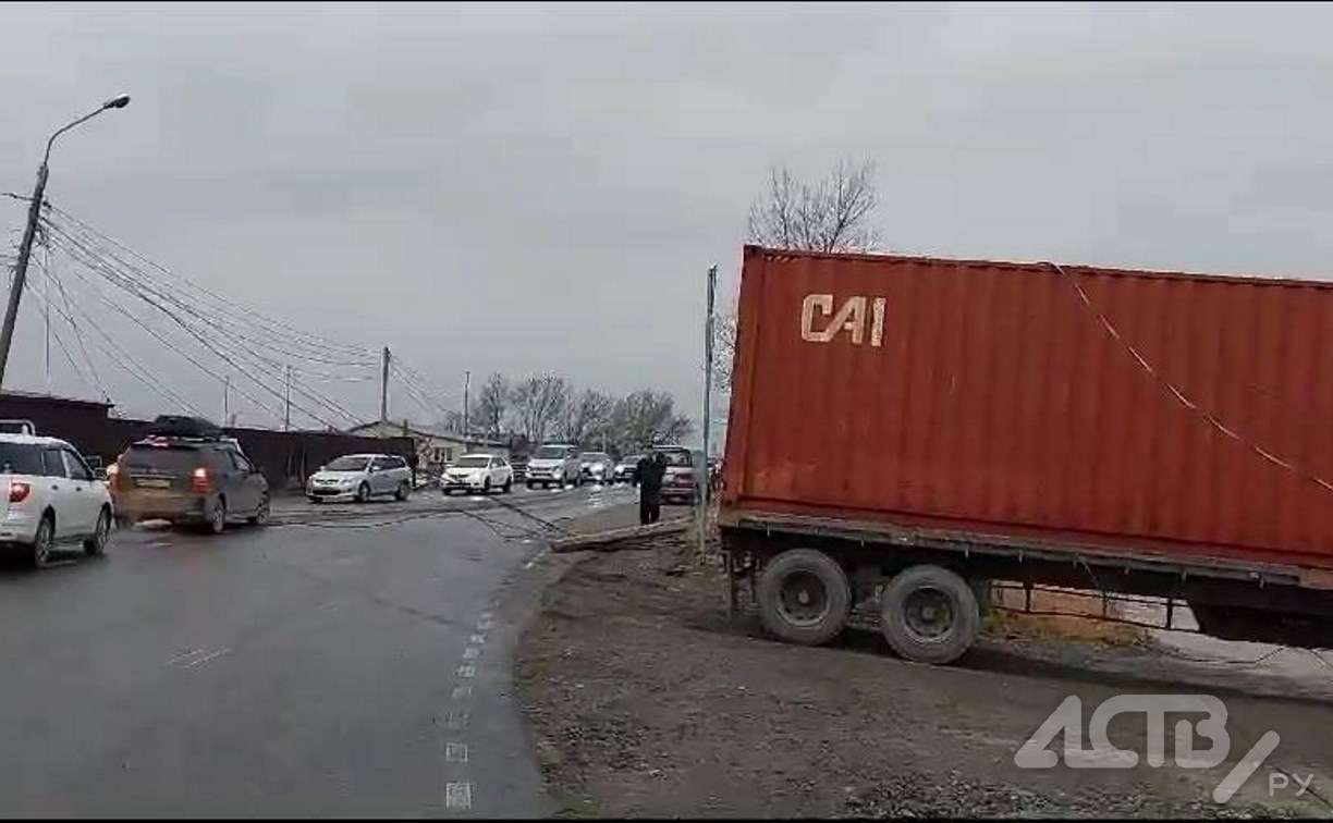 Упавшие на дорогу провода мешают проезду на виадук на улице Пуркаева в Южно-Сахалинске