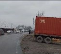 Упавшие на дорогу провода мешают проезду на виадук на улице Пуркаева в Южно-Сахалинске