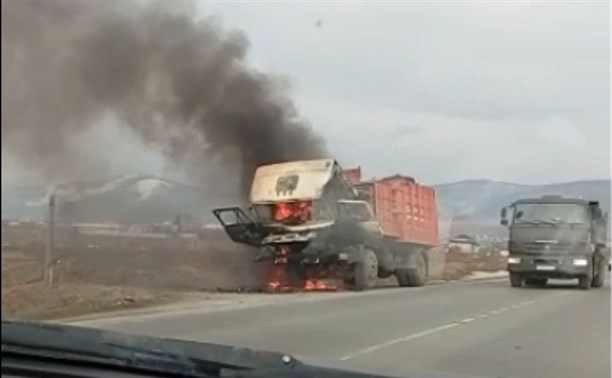 На объездной дороге на Новотроицкое загорелся мусоровоз