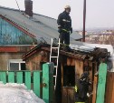 Частный дом тушат пожарные в Южно-Сахалинске