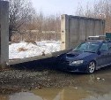 В пригороде Южно-Сахалинска могут рухнуть ещё несколько плит забора, повредившие машину