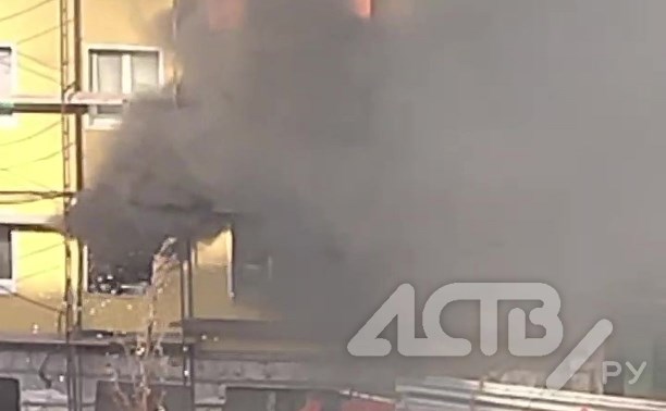 "Чёрный дым и взрывы": крупный пожар произошёл в Холмске