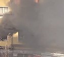 "Чёрный дым и взрывы": крупный пожар произошёл в Холмске