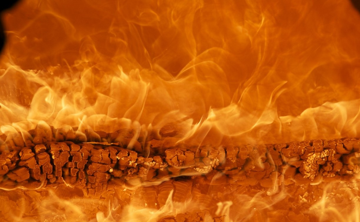 Огонь повредил дачный дом на юге Сахалина