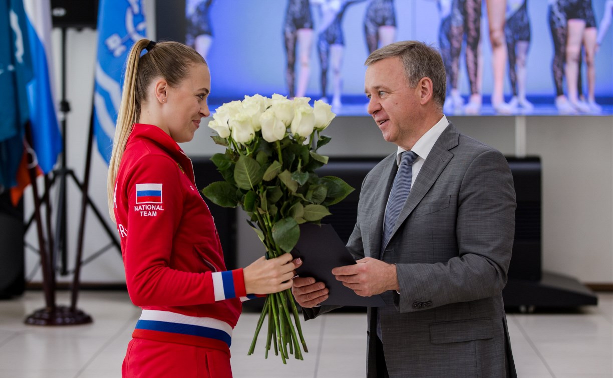 Победительниц чемпионата Европы по чирспорту поздравил мэр Южно-Сахалинска