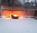 В Южно-Сахалинске кто-то поджёг мусорный контейнер