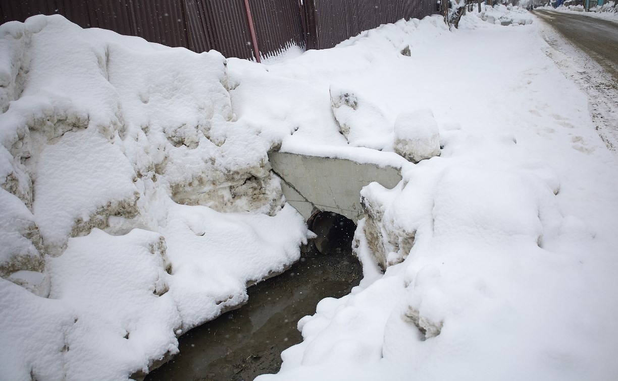 В частных секторах Южно-Сахалинска предотвращают подтопление жилых домов от паводков