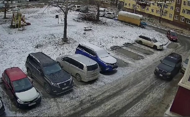 Сахалинца, прокатившего пьяных друзей на "Лексусе" по детской площадке, привлекли по двум статьям