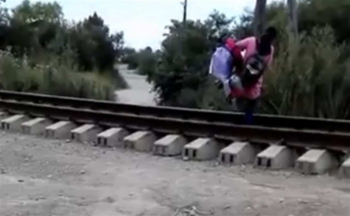 Сокращая путь к дому, южносахалинцы готовы идти «под поезд»
