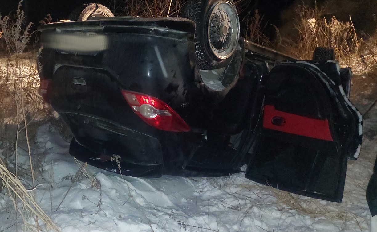 Женщина-водитель оказалась заблокированной в перевернутой машине у Соловьевки