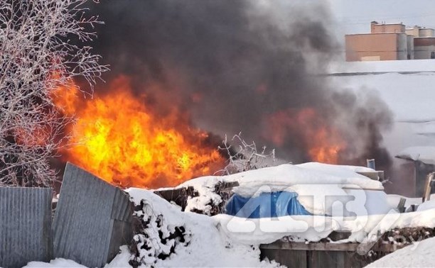 В Южно-Сахалинске загорелся частный дом 