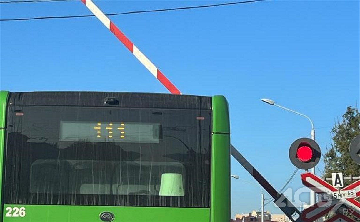Зелёный автобус в Южно-Сахалинске получил по крыше шлагбаумом