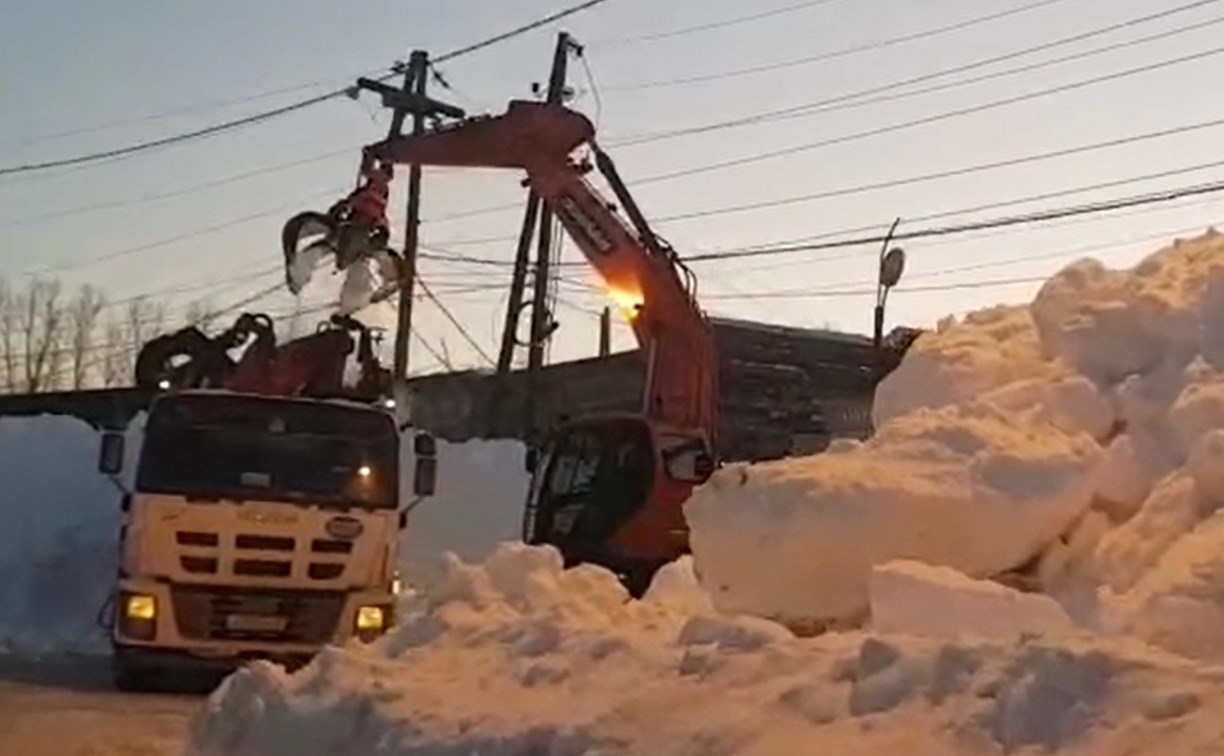 "В ход пошло всё": снег на Сахалине пытаются убирать даже экскаватором с грейферным захватом