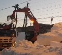 "В ход пошло всё": снег на Сахалине пытаются убирать даже экскаватором с грейферным захватом