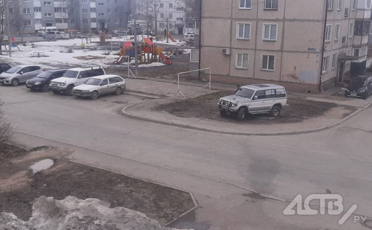 Автохам в Южно-Сахалинске застолбил лужайку у дома для своего джипа