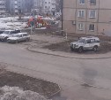 Автохам в Южно-Сахалинске застолбил лужайку у дома для своего джипа