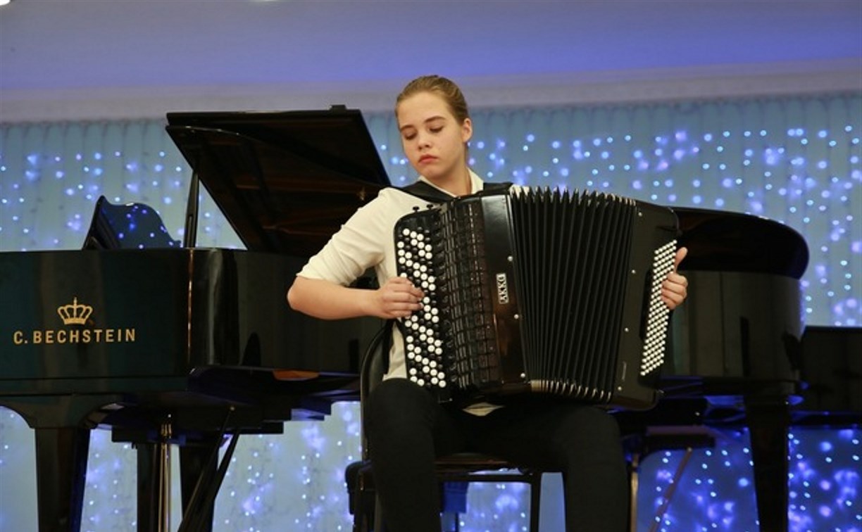 В Сахалинском колледже искусств перед днём музыки сыграли на разных инструментах