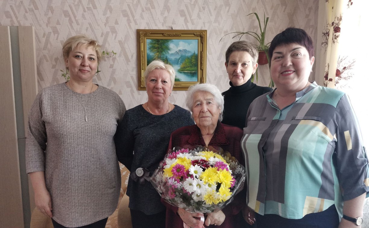 Жительницу Томари Нину Журавлеву поздравили с 90-летием