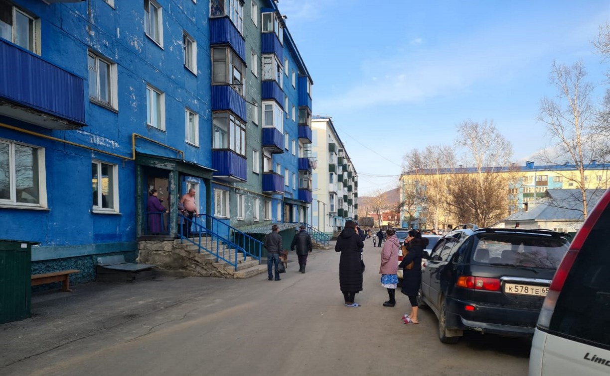 Землетрясение на севере Сахалина: люди выбежали на улицу в одеялах, попадали телевизоры