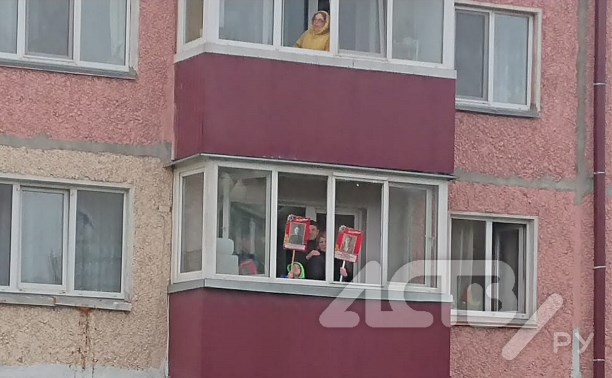 Бессмертный полк на балконах и хор из прохожих: толпы людей в Южно-Сахалинске вышли на шествие