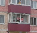 Бессмертный полк на балконах и хор из прохожих: толпы людей в Южно-Сахалинске вышли на шествие