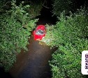 Водитель был пьяный и без прав: в Пионерах Honda Fit улетела в реку и перевернулась 
