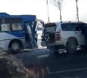 Toyota Land Cruiser и маршрутный автобус столкнулись в Южно-Сахалинске