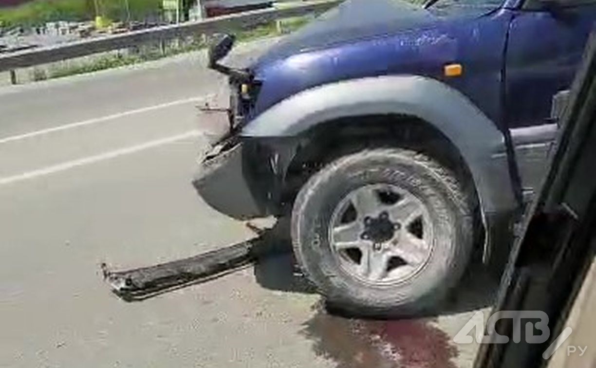 Два автомобиля жёстко столкнулись возле "Зодчего" в Южно-Сахалинске