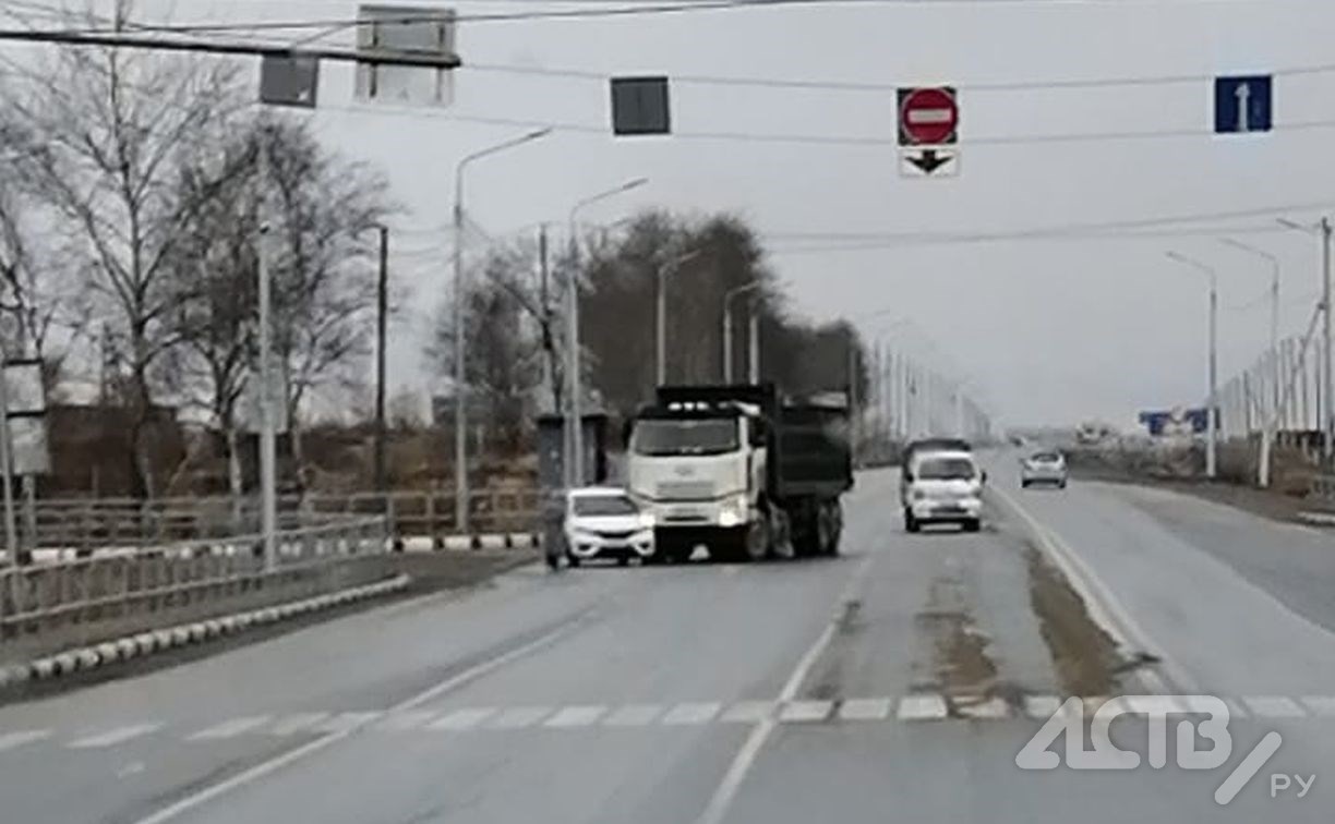 Самосвал подмял легковушку в Южно-Сахалинске